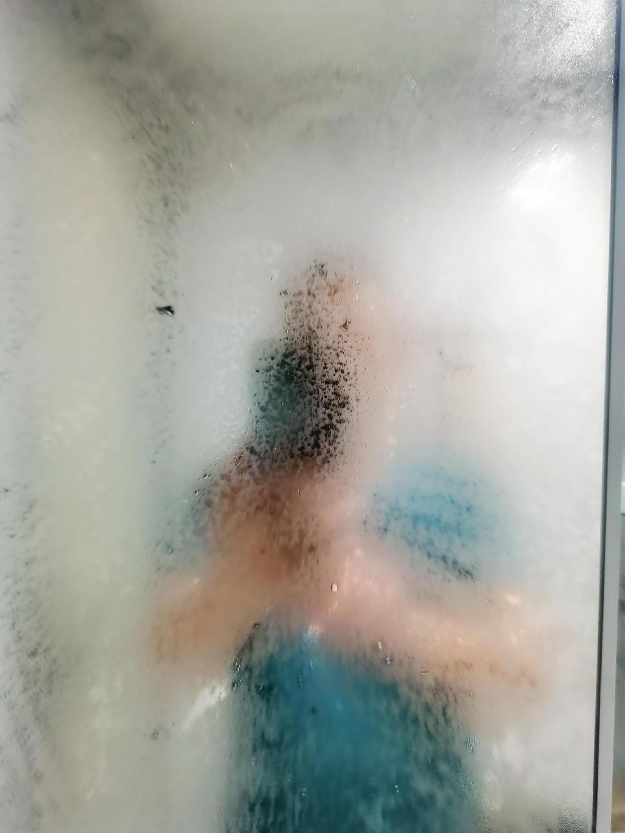 每天早上洗漱时，镜子上的热气从不去擦，不想看清自己的一张苦瓜脸，有多久了，脸上没