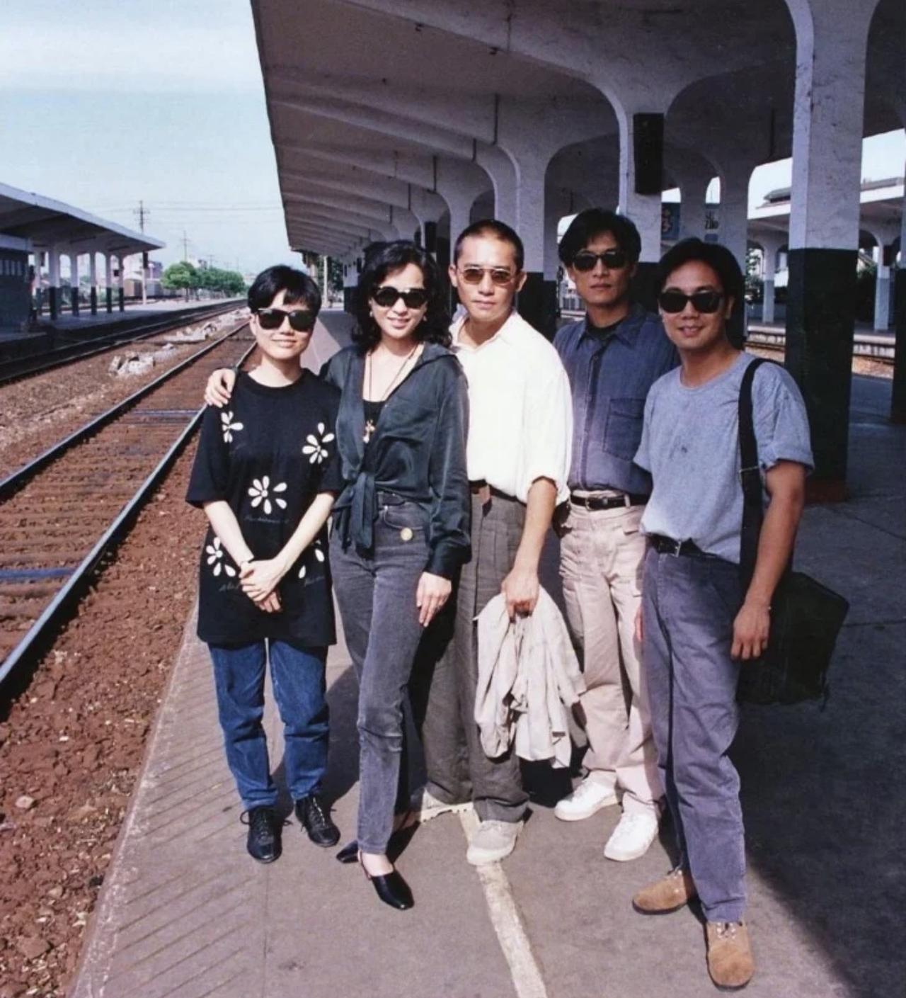 90年代初，梁朝伟陪刘嘉玲回苏州老家探亲，他在火车站站台上的一张合影。

当时，