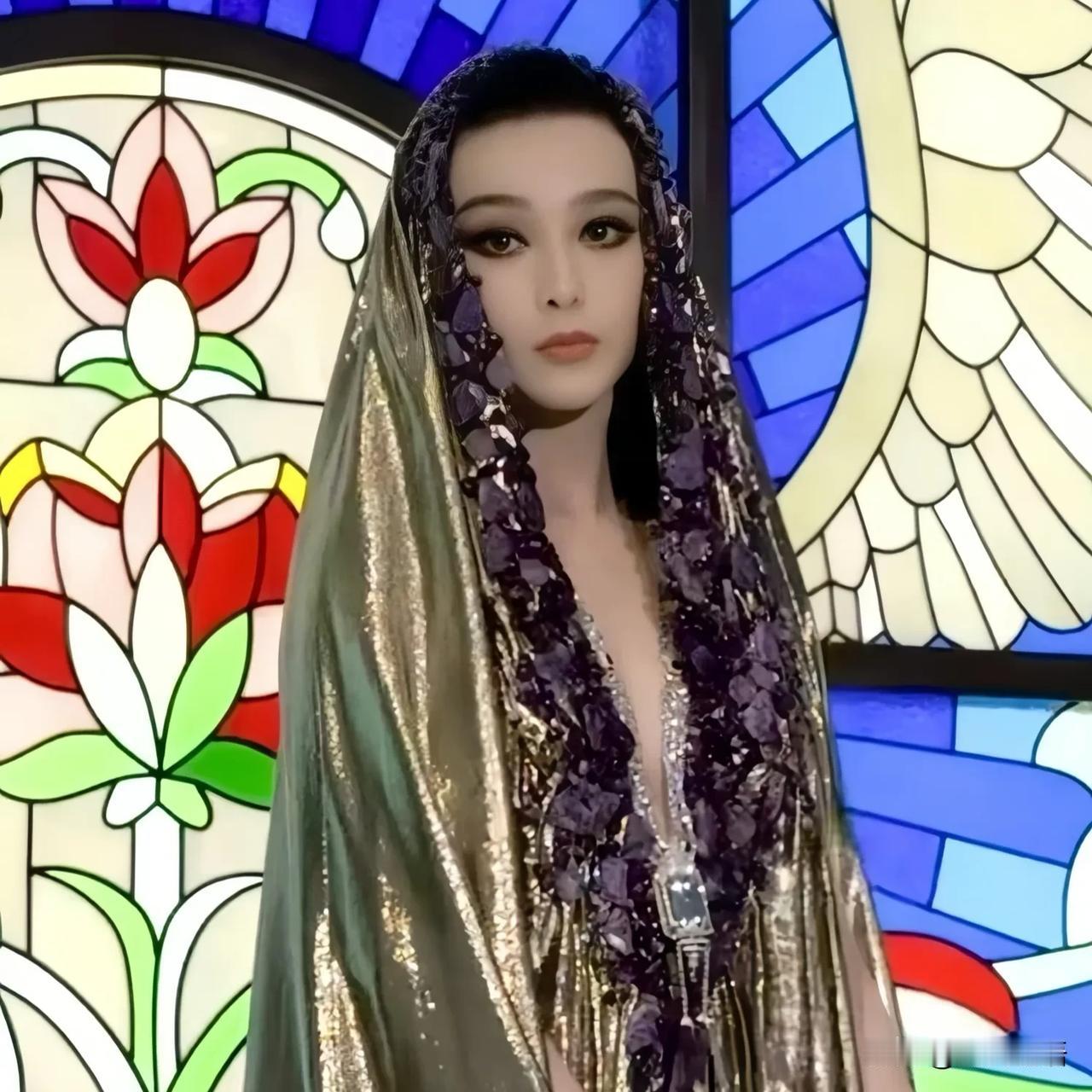 范冰冰迪拜出席第四届 EmiGALA 颁奖礼！并获得年度全球时尚ICON大奖，金
