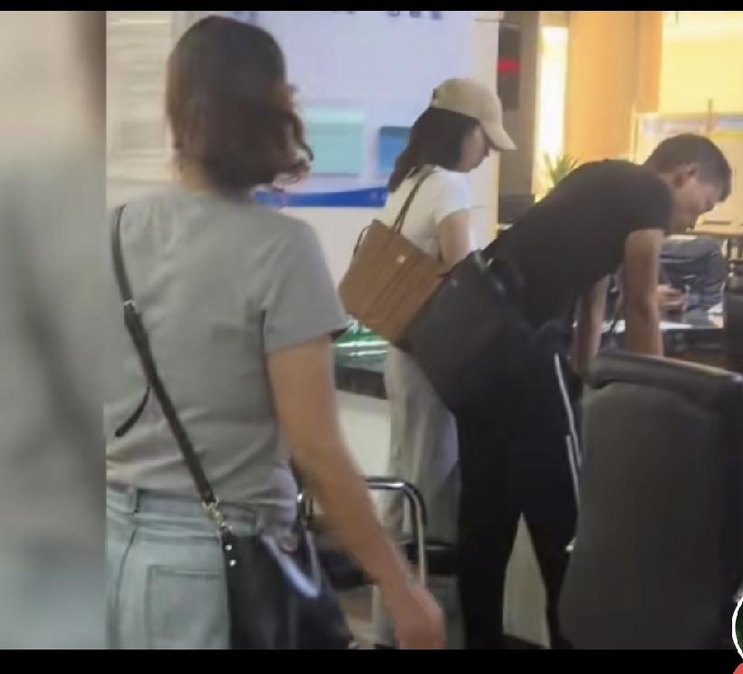 大根为什么要曝光翠花？
大主要原因：翠花带着婚内出轨的那个男人梁某与娃儿同台一起