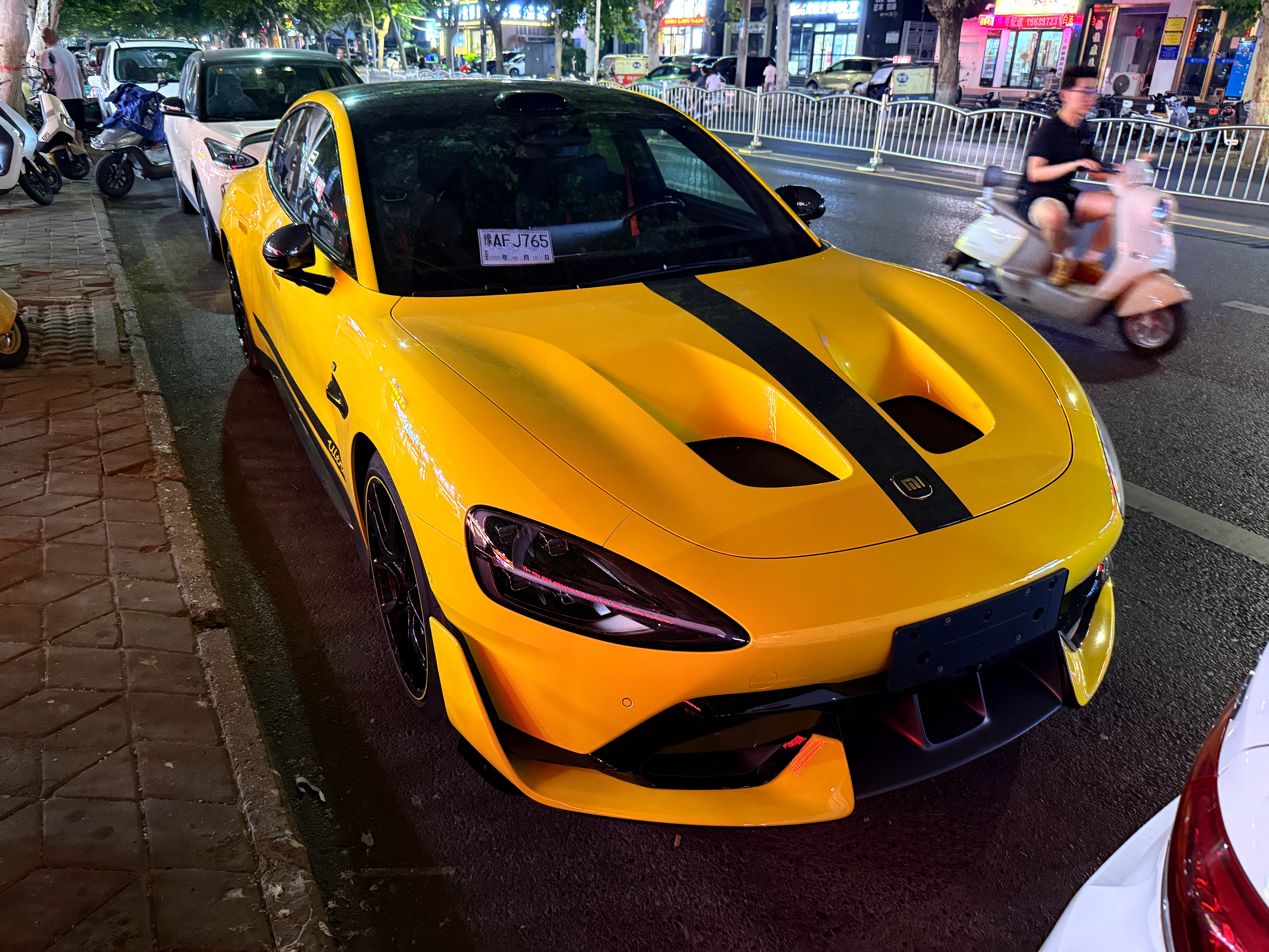出门偶遇一辆小米Su7 Ultra，这颜值确实帅啊[柯基] ​​​
