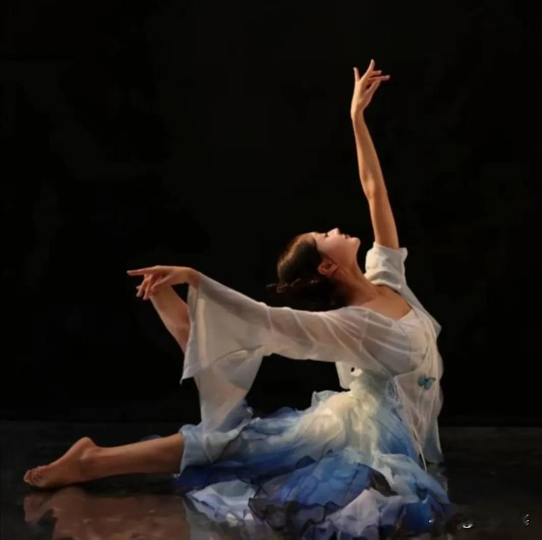 打死也不同意，当儿子得知给他介绍的女孩爸爸年薪三百万元，他怎么也不愿意，他说那以