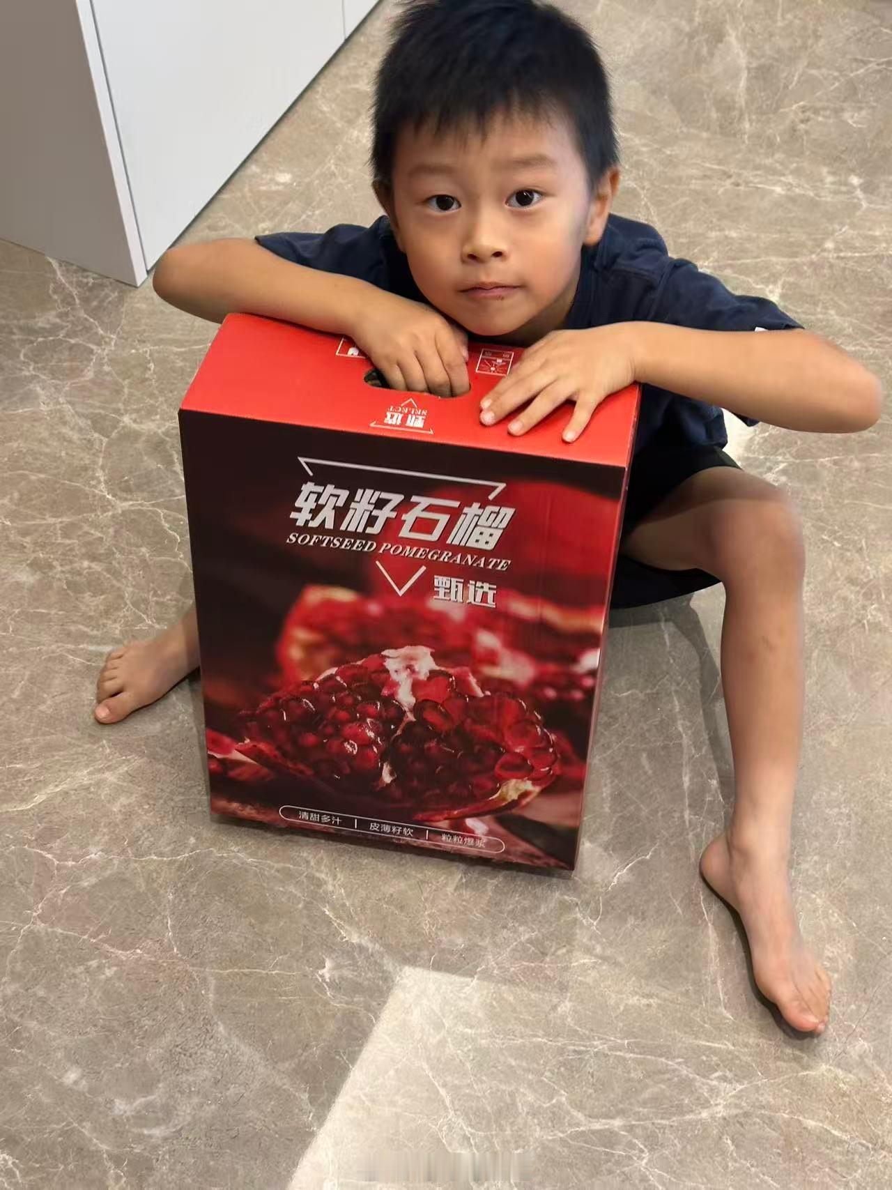 整个暑假，两个月，肥恩没睡午觉每天晚上七点半就睡了而且一次都没有半夜醒来一觉睡到
