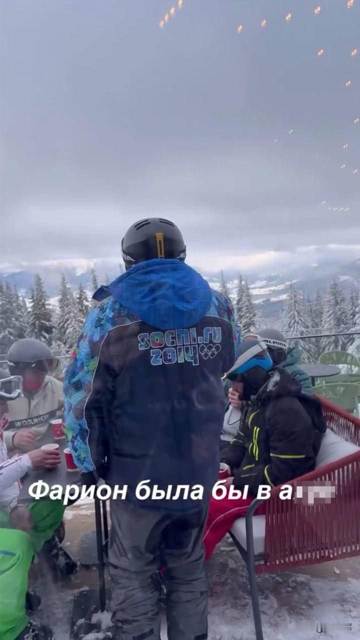 在布科韦尔发现一名身穿印有“索契.ру 2014”字样外套出现在度假区的男子。