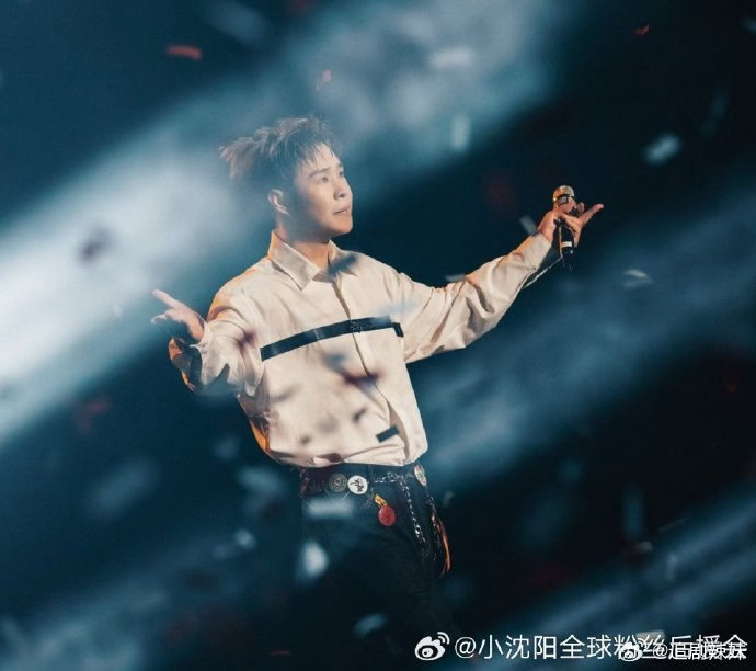 小沈阳说自己多少有点社恐知道唱跳不是舒适区，还是选择来披荆斩棘，不怕被评判，愿意