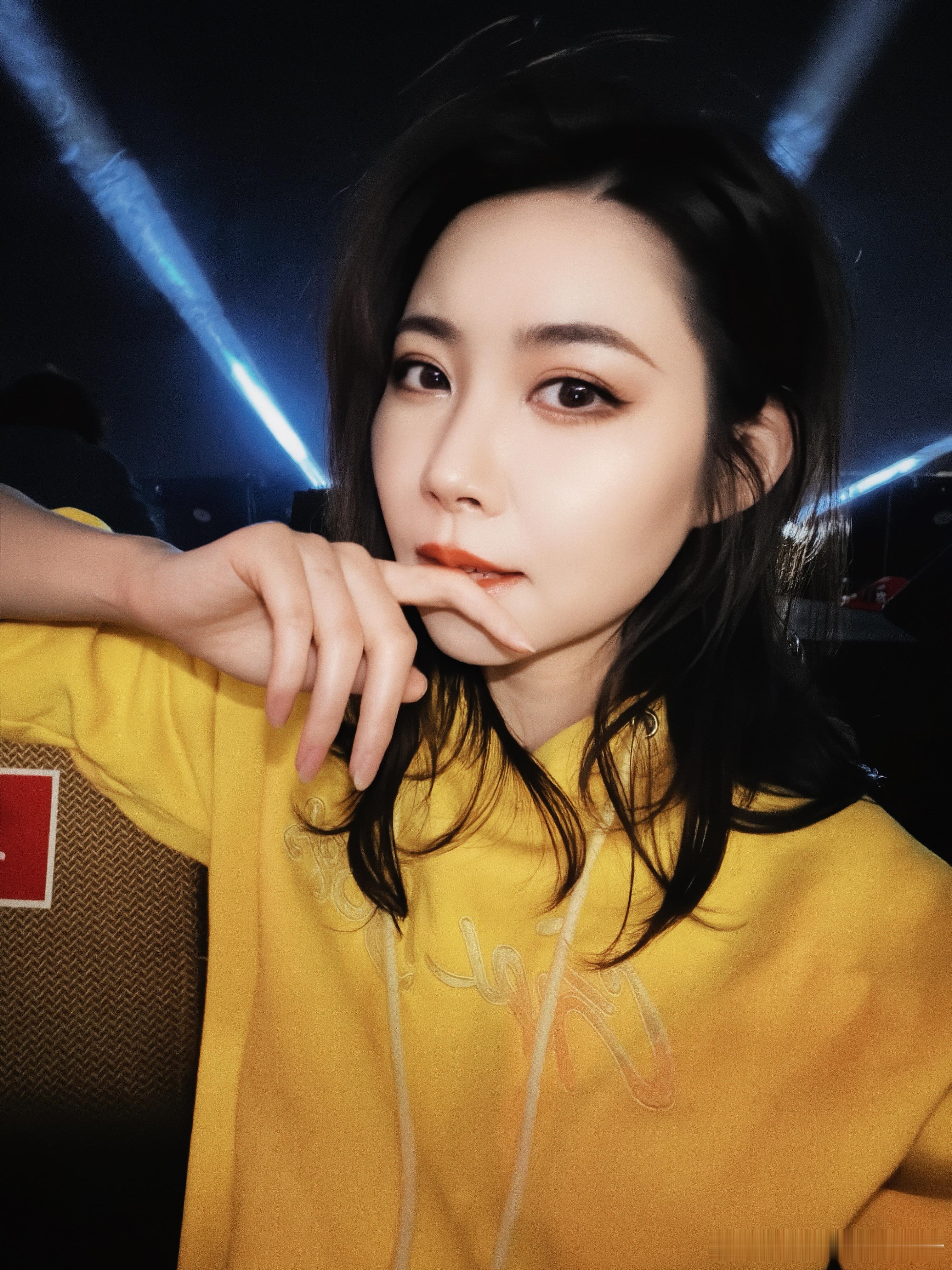 放假前眼睛受了点伤，不能化妆，今天痊愈了出来看点带劲的！来现场看看昆仑决 总决赛