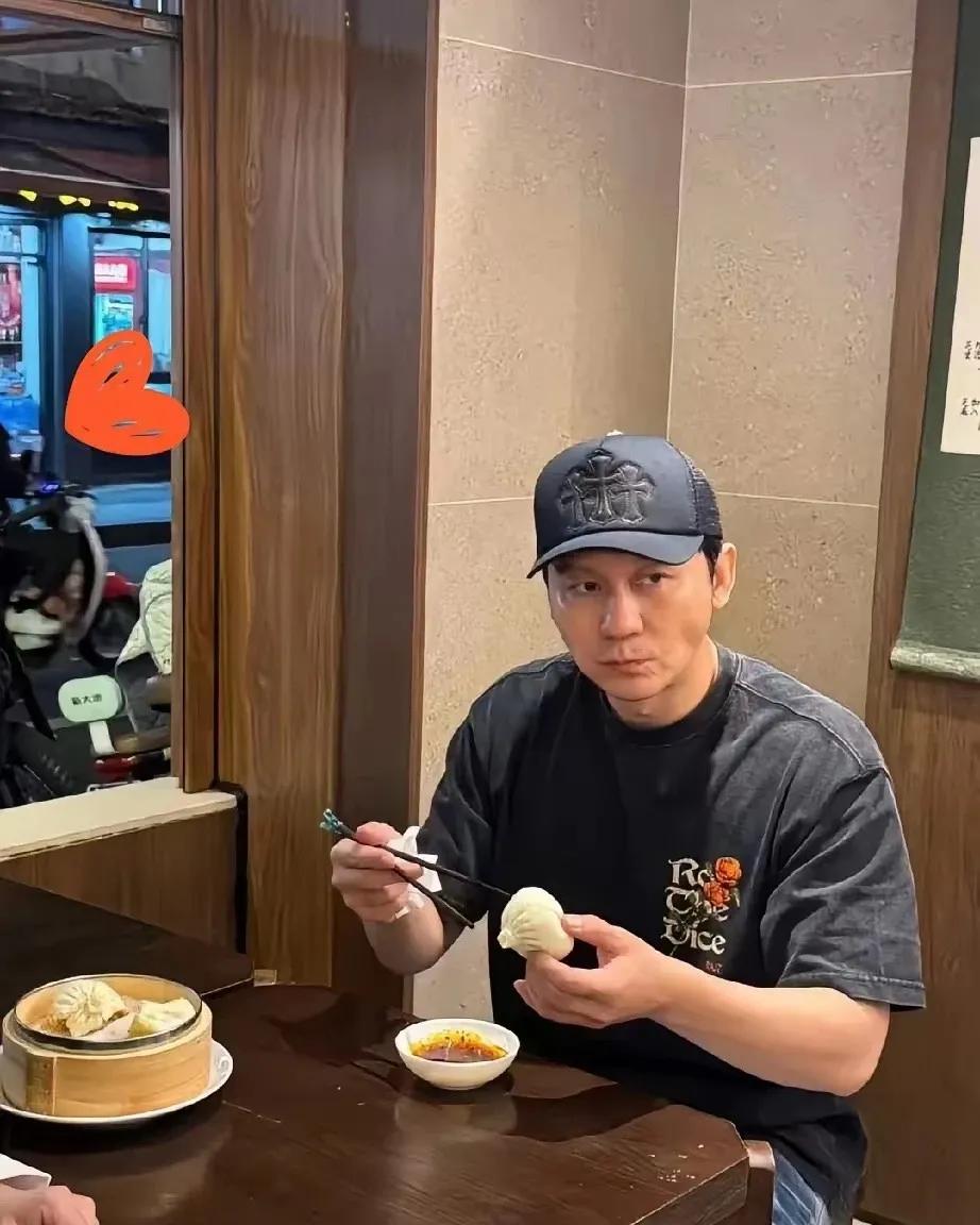 李晨，47岁了，该做的一样没做，李晨早年凭借《士兵突击》等剧集塑造经典荧幕形象，