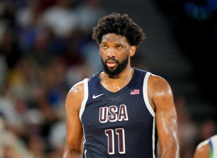 下半场没打！美记：中场恩比德告诉科尔脚踝不舒服 情况不严重奥运男篮1/4决赛下半