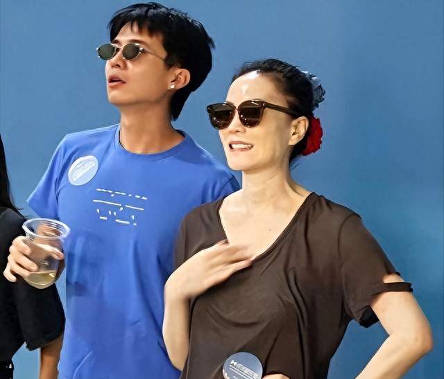 王菲男闺蜜事件2天后，谢霆锋高调现身青岛，满脸沧桑，老了许多