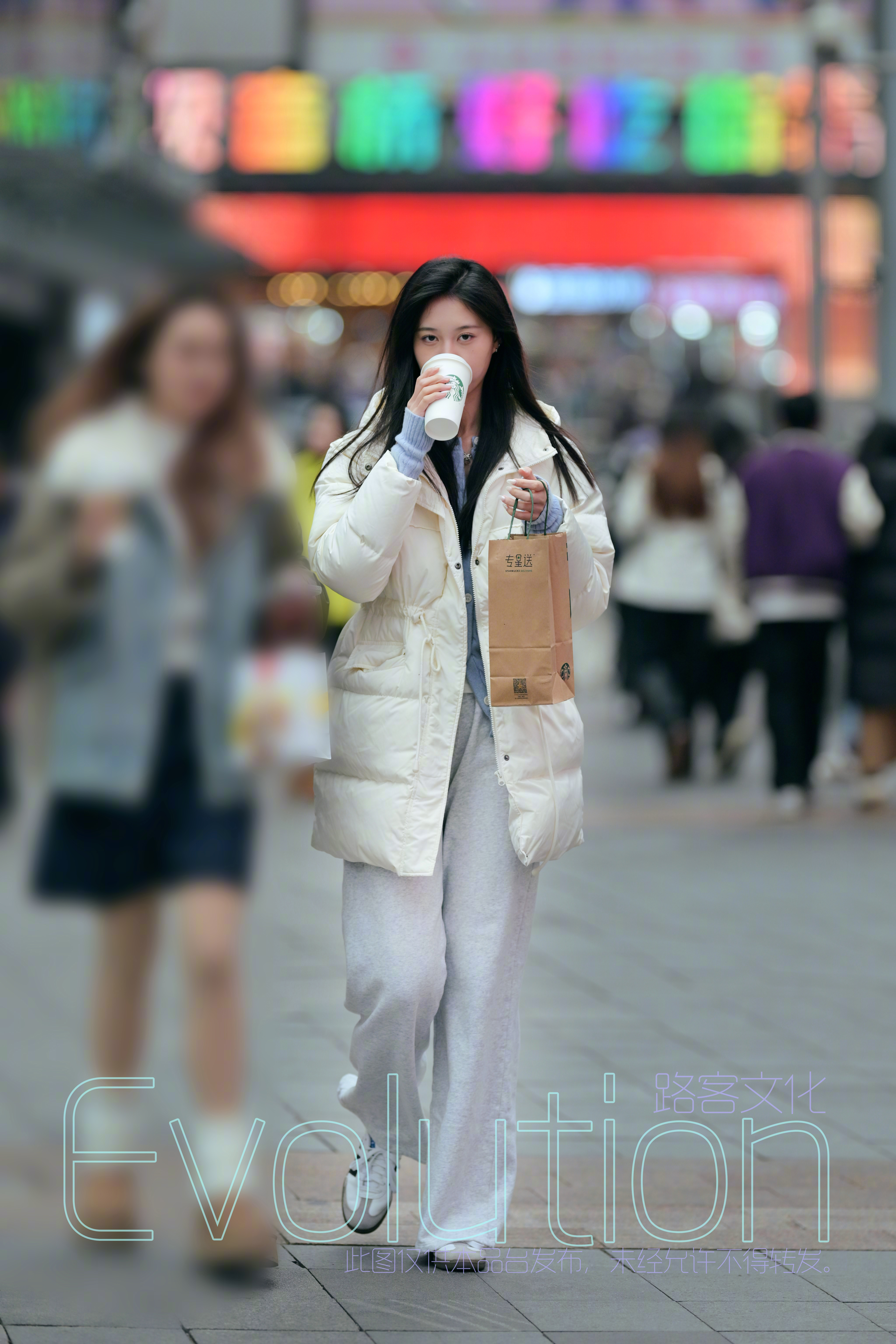 这一口奶茶感觉眼神起了杀心[挖鼻] 