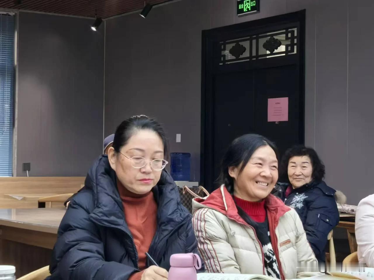 上个星期天，与友吴方一起参加如意书坊活动，见证了一位传统文化传播者，她姓师，人美