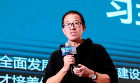 1991年，俞敏洪从北大辞职出来，没钱租房，就对房东说：“我把你的孩子辅导到全班