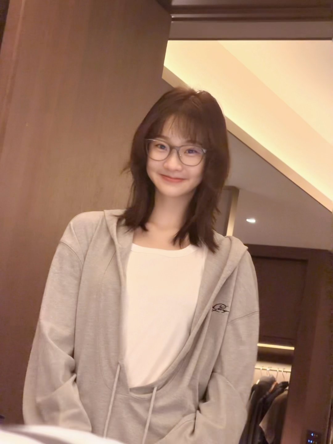 张艺凡请叫我甜妹酷姐 谁被张艺凡的反差感狠狠拿捏了！甜妹长相自带软萌滤镜，舞台上