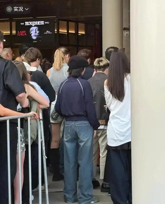 窦靖童陪宋妍霏回澳大利亚探亲 帮忙拿外套 一同去看lady gaga演唱会 