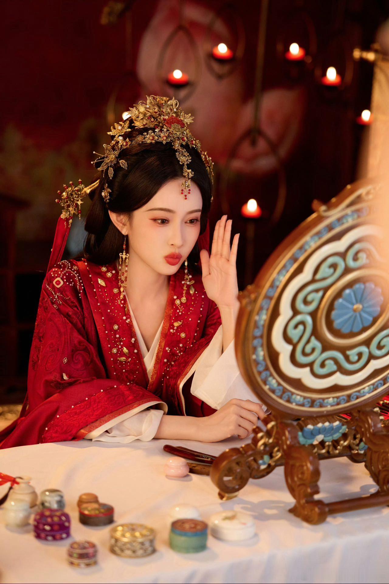 孟子义晒百花杀大婚照 昭宁郡主大婚啦！孟子义的红衣造型权威感拉满，红衣似火衬得她