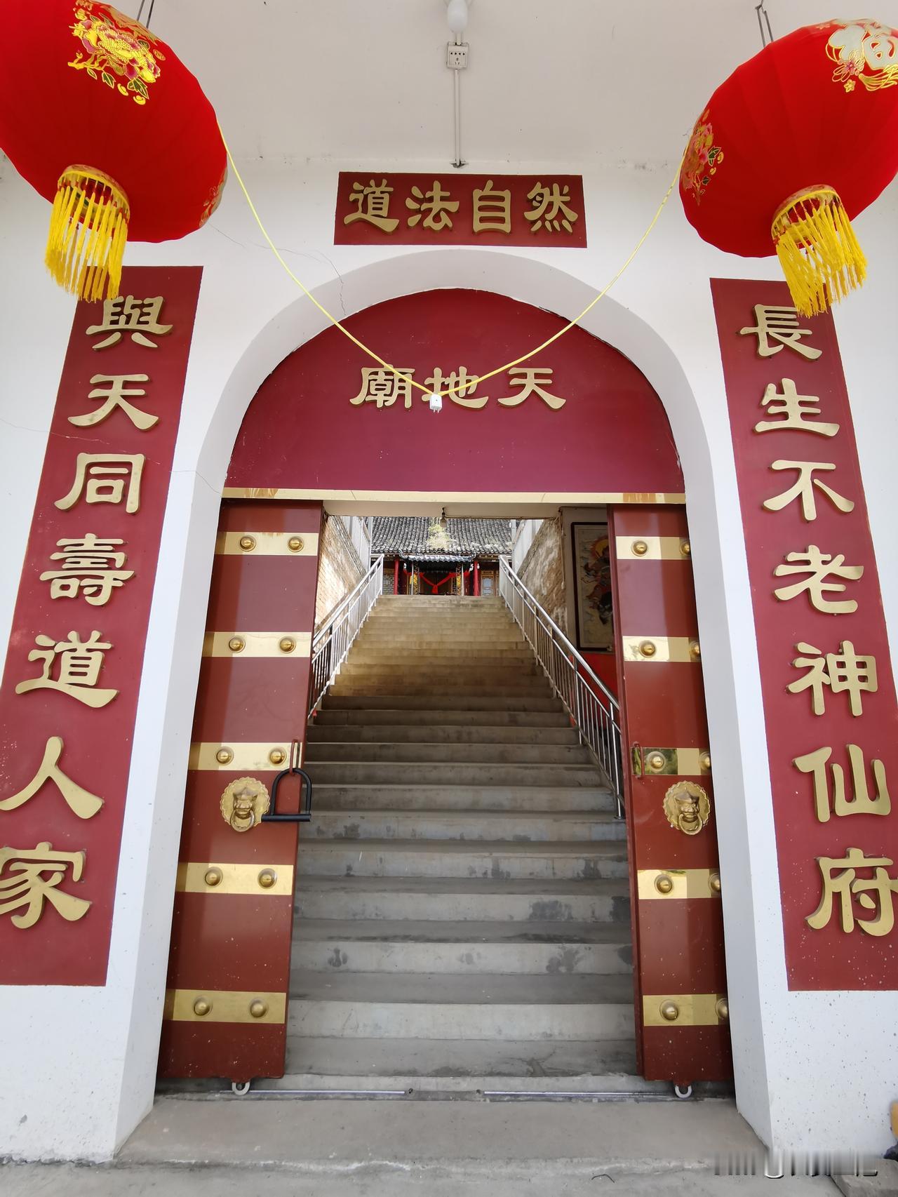 秦岭皂峪，名气不大，难得清静，峪口的站马村，最宏伟的建筑要算天地庙和极乐寺，一个