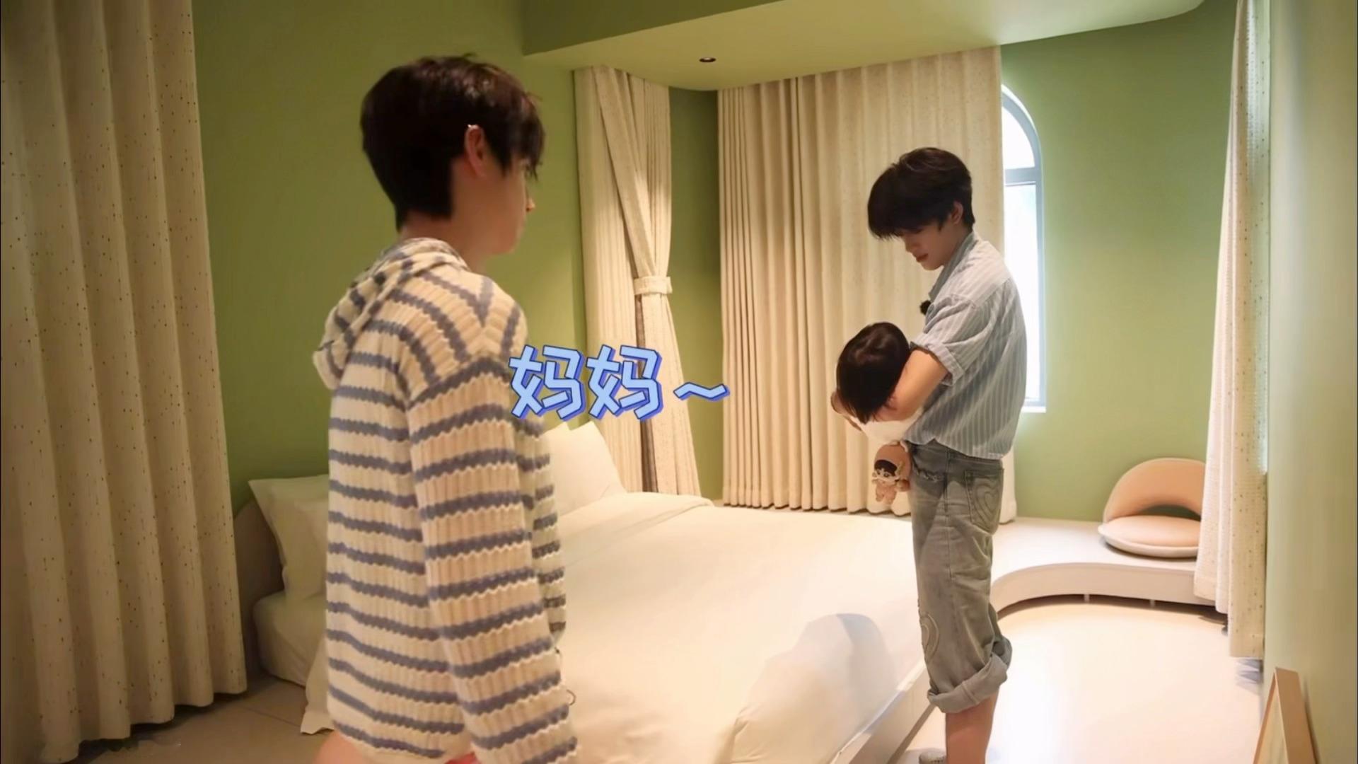 wtf……这小孩喊了一声要妈妈，然后我母母就赶紧走过去摸摸她头了 