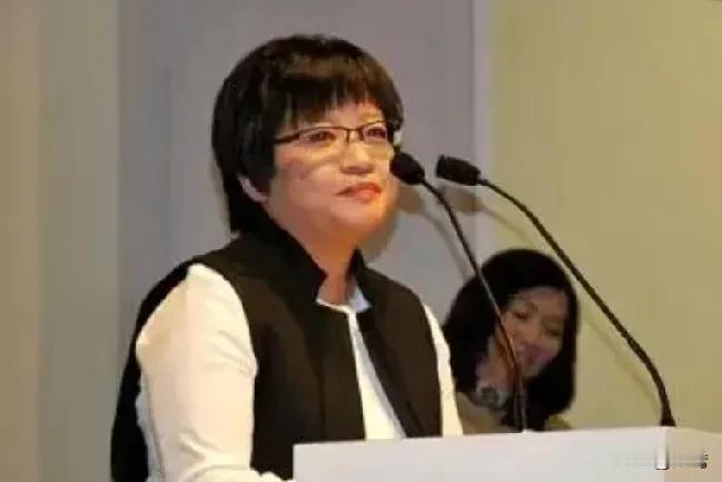 新加坡《联合早报》副总编韩咏红1月2日发文指出，解放军年末无预警军演引发关注，台