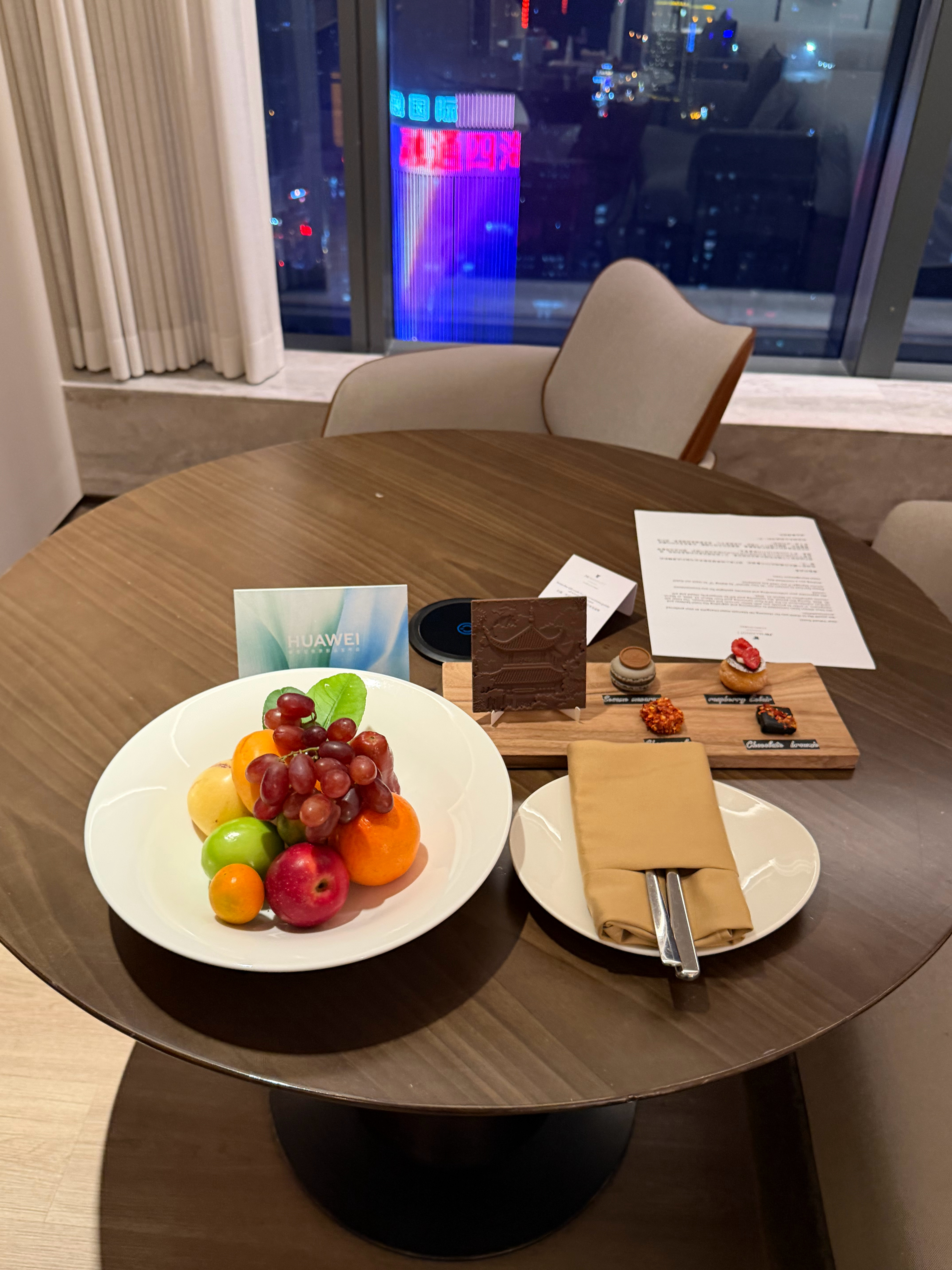 终于到酒店了～本来想问问大家长沙有没有什么玩的。但自媒体真的好忙。之前看到大V到