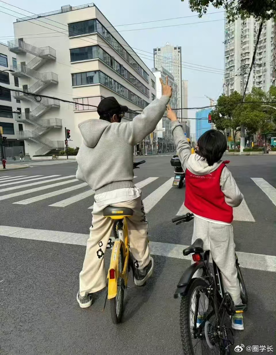 本来想借着日常秀一波父子情深，打打温情牌，没成想网友并不买账，反而还引来不少争议