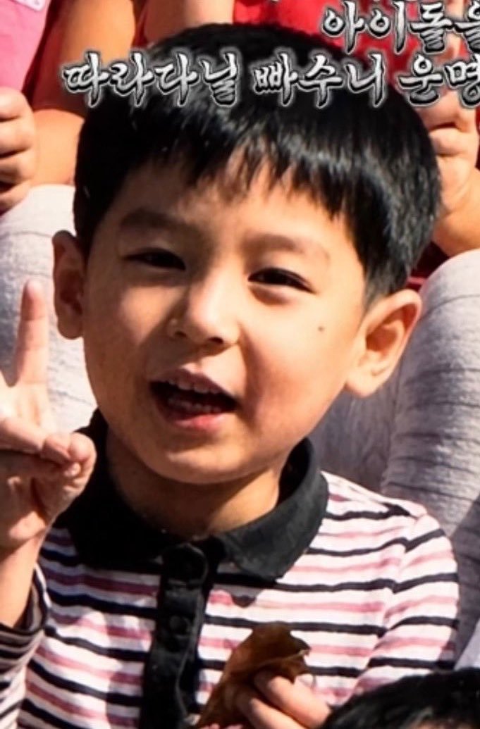 涵儿的童年好友在TikTok上分享了他小时候的照片……©️leehancokr 