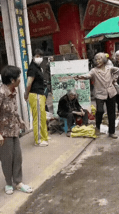 有话好好说！白发老太气势汹汹，倚老卖老！

某地菜市场，一位穿花衣的大妈，与白发