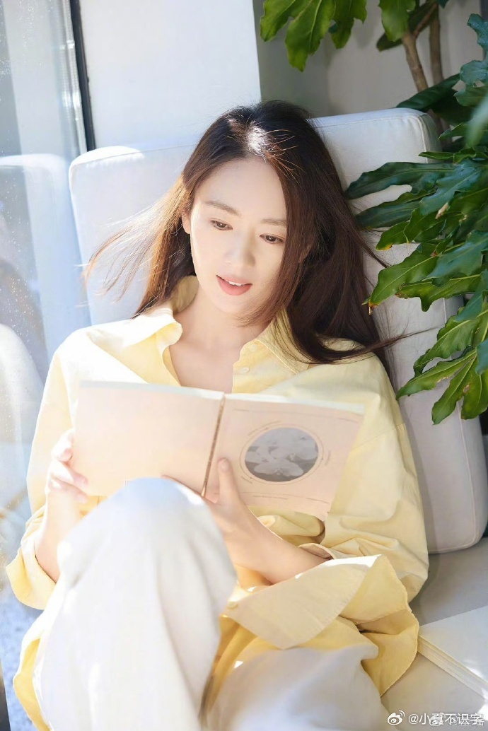 嘿！白玉兰开幕式活动，童瑶和檀健次邻座热聊，一个是本届评委，一个是青年推广大使，