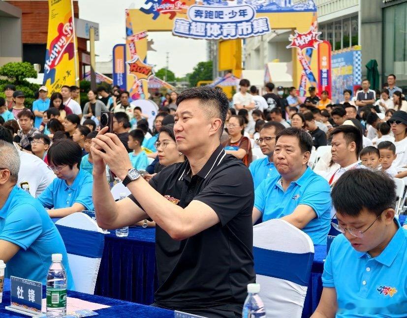 公事繁忙！广东队杜锋指导携锋线张皓嘉、张昊现身东莞汇一城，出席参加了“喜迎十五运