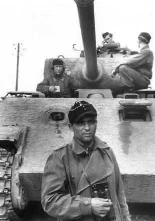 1944 年 6 月，诺曼底战役中，芬斯特瓦德中尉站在第 130 装甲教导师的 