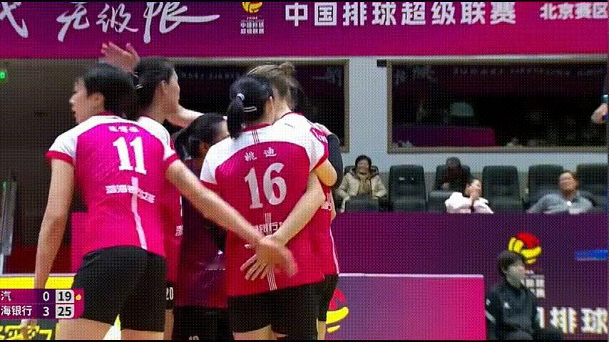 姚迪回来就是不一样啊，天津女排场上四点齐飞，气氛也更加活跃了，队员们脸上也有笑容