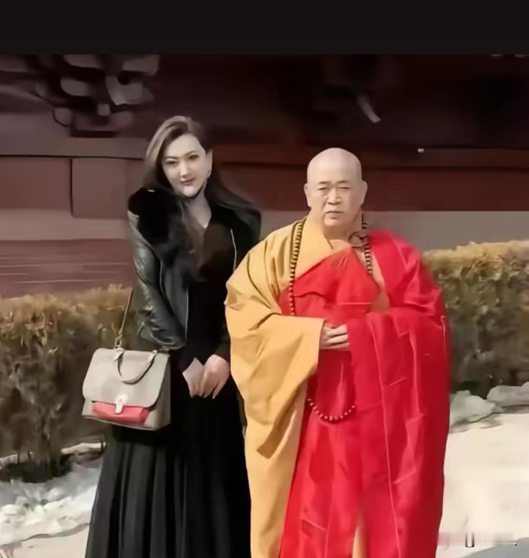 都说出家人不近女色，为什么释永信和美女拍照离这么近？我不是故意找茬，这未免贴的也