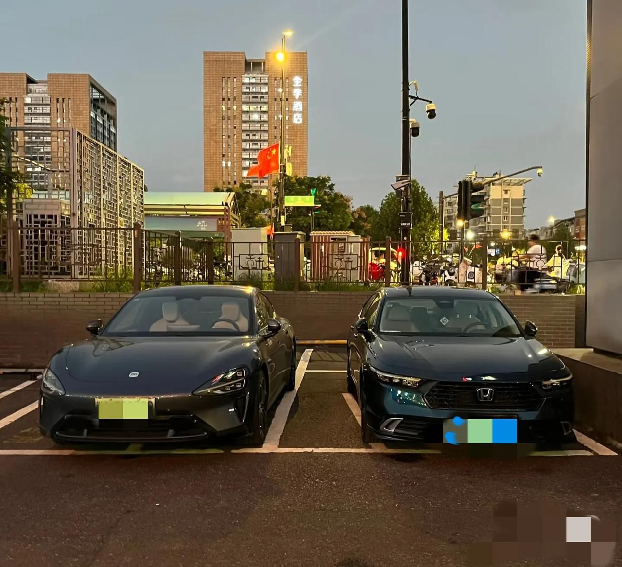 今天下班，看到公司楼下停着两台车，一台小米su7，一台雅阁，小米su7明显大了一