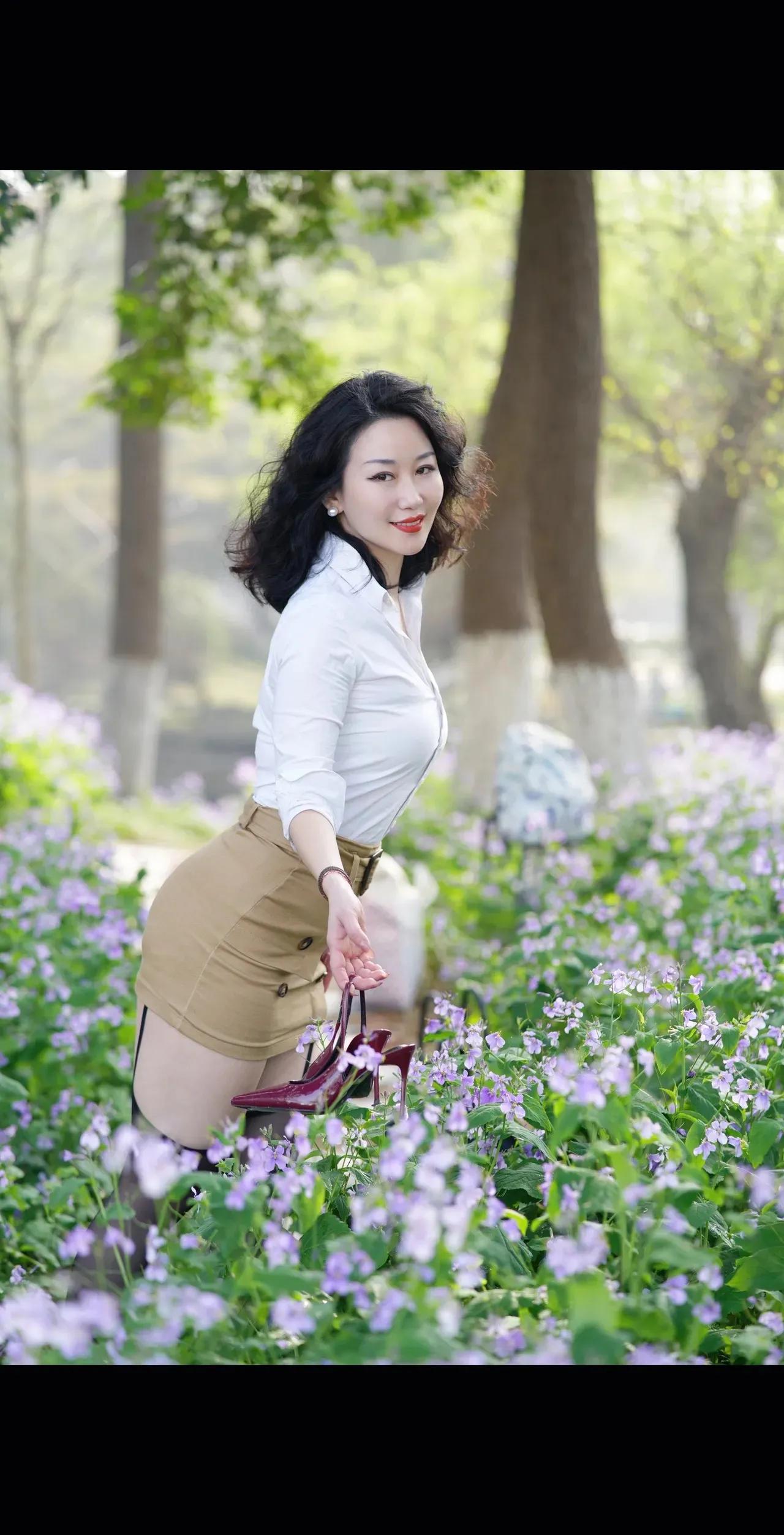 大姐美人依旧，桃花好美