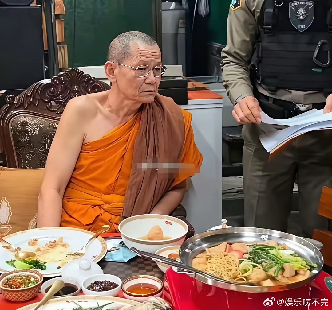 泰国警方逮捕了皇家寺院普泰沙旺寺66岁住持阿赞，还有他的47岁情妇。大师涉嫌挪用