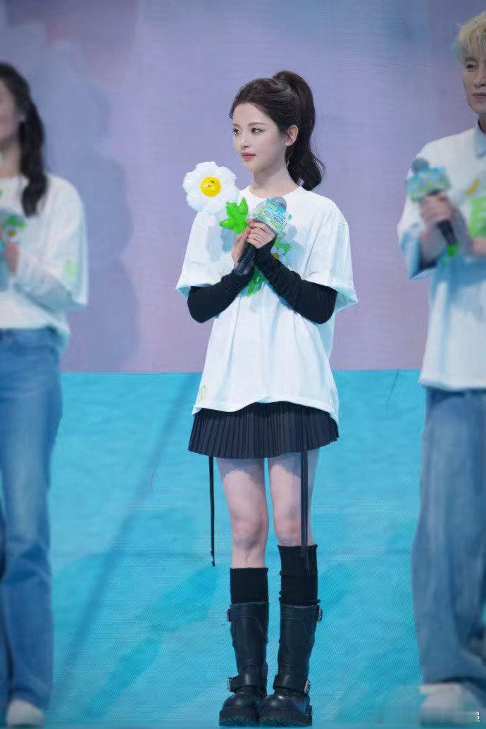 杨超越拍戏手臂大面积淤青 拍戏执着追求质感，强忍伤痛落下淤青，低调努力，静待电影