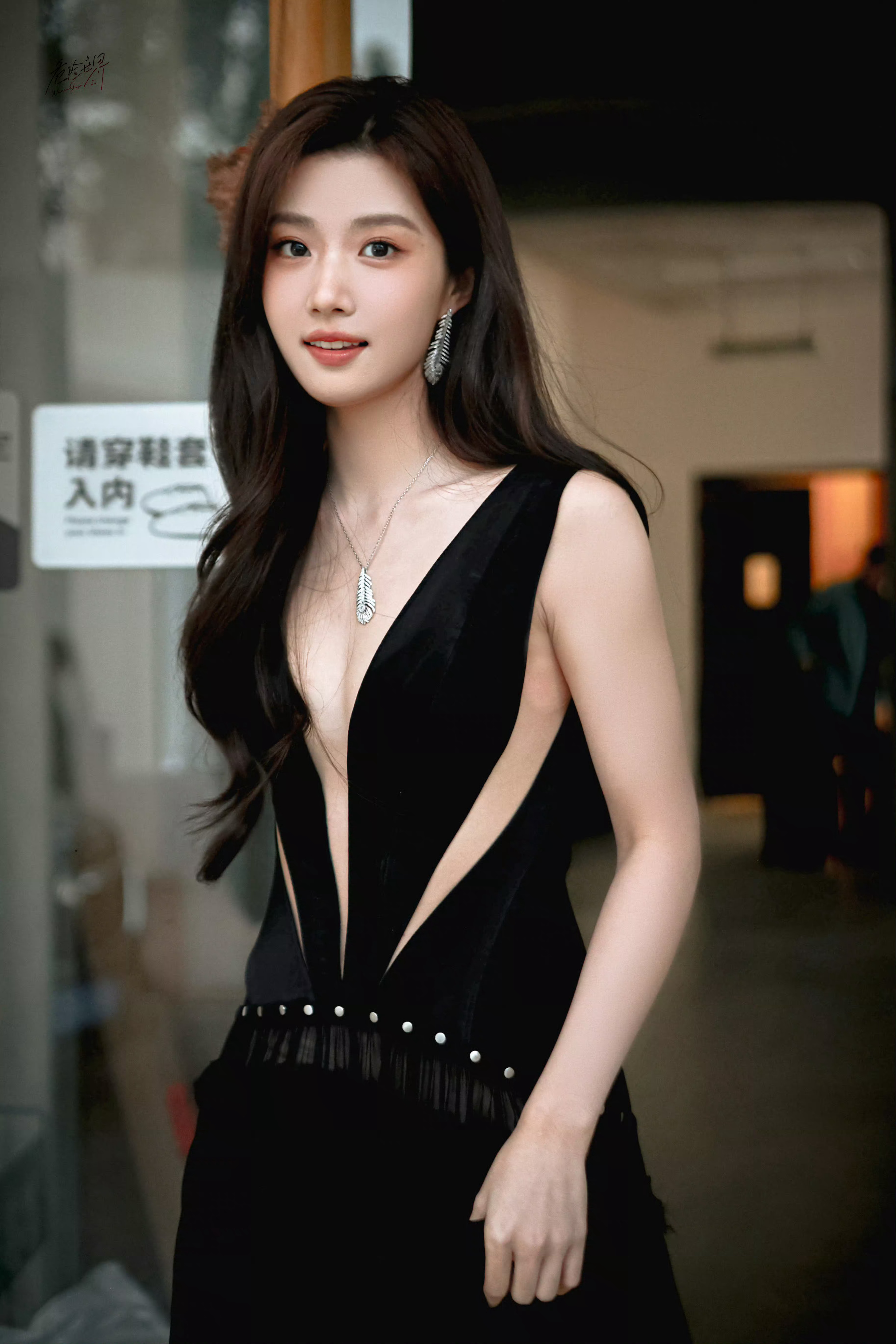 卢昱晓今日上海活动第二套look黑色深V长裙微卷长发完全女神级别少见性感的噜噜晓