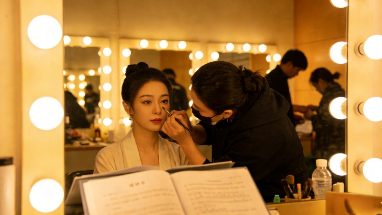 素人女孩七七剧组日记爆火！30天吸粉百万，无滤镜日常戳中打工人
 
“凌晨4点的