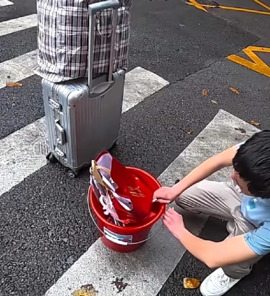 19岁小伙子蹲在路边，突然就崩溃大哭起来，路过的一名外卖小哥，做出的一个举动，更