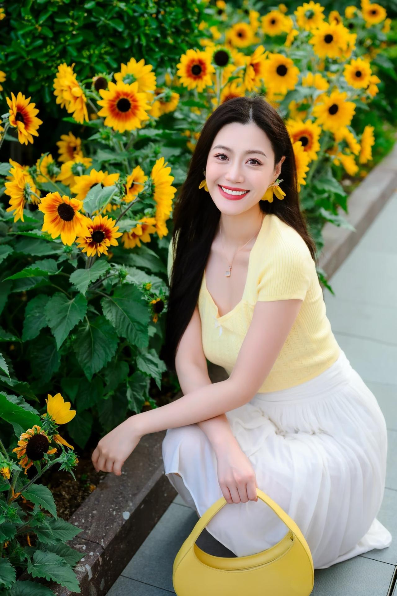 女生的魅力来自哪里鹅黄色的V领体恤搭配白色纱织及膝裙，展现出了美女优雅温婉清新脱