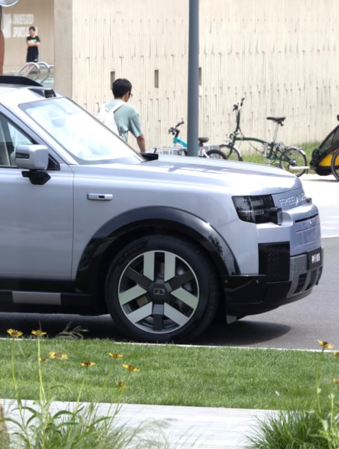 路上偶遇神行者Freelander 8顺便猜一波配置：1、有后轮主动转向，开起来