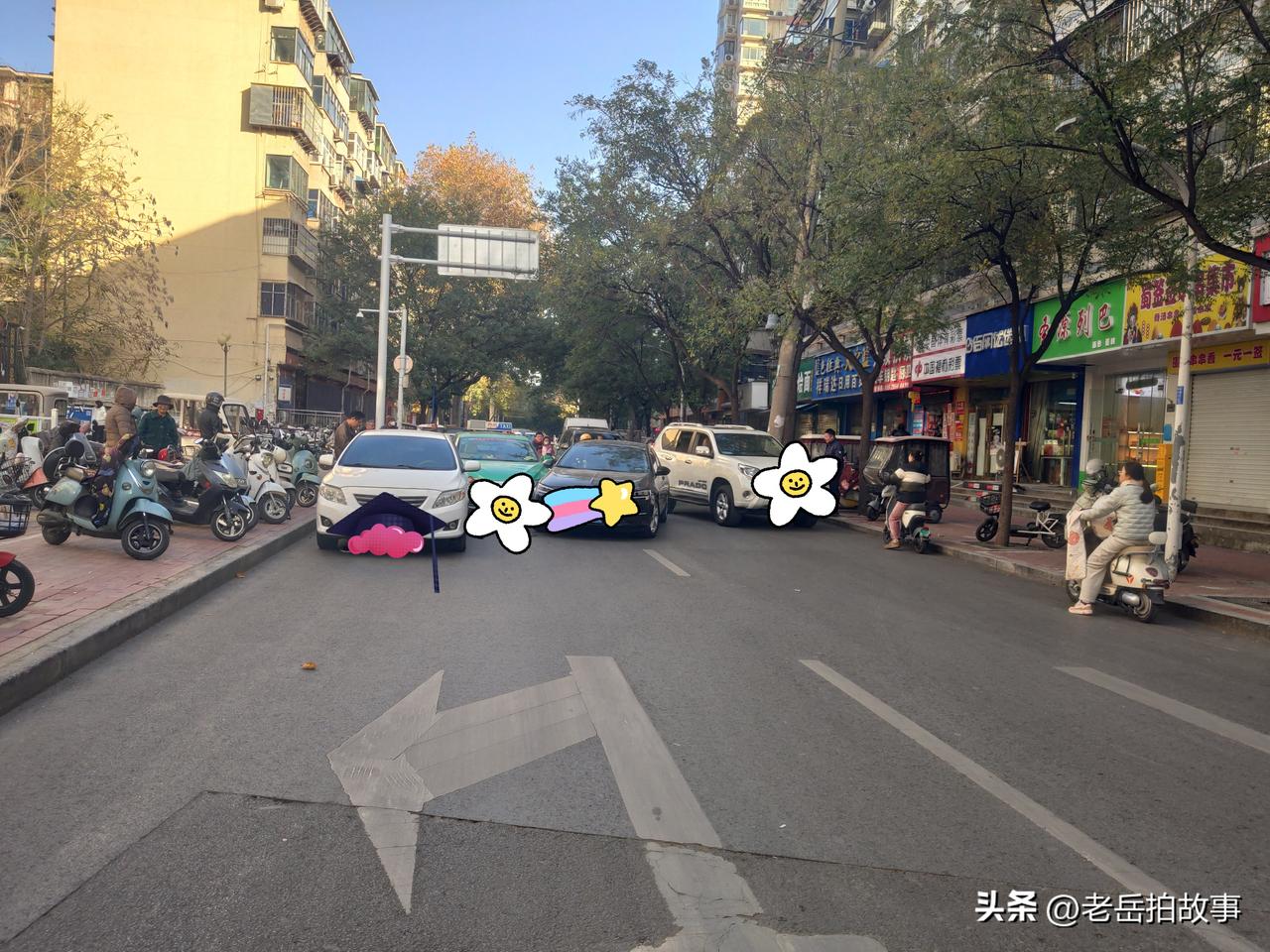 上午十点左右，小区门口发生三车碰撞交通事故，在单行道上，一辆私家车(白车)在路边