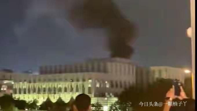 伊朗近期向阿联酋发射了约1745枚导弹与无人机，90%以上被防空系统拦下，场面像