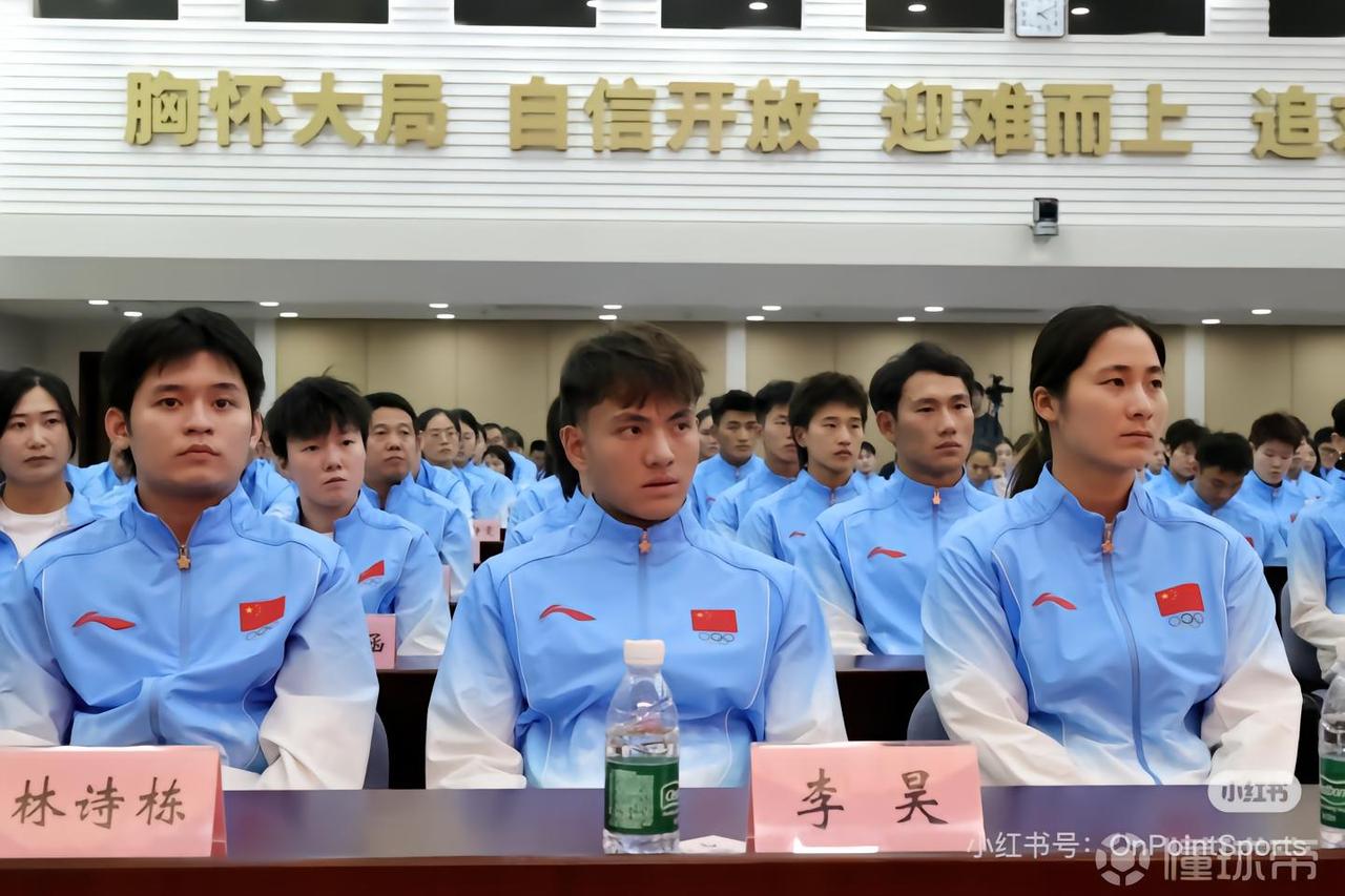 李昊作为男足代表，出现在亚运总结大会第一排，坐在亚运三金得主林诗栋隔壁，表明了三