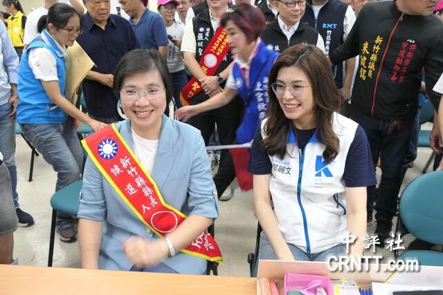 郑丽文陪徐欣莹登记　新竹县蓝军展现团结　
中国国民党主席郑丽文3日陪同国民党新竹