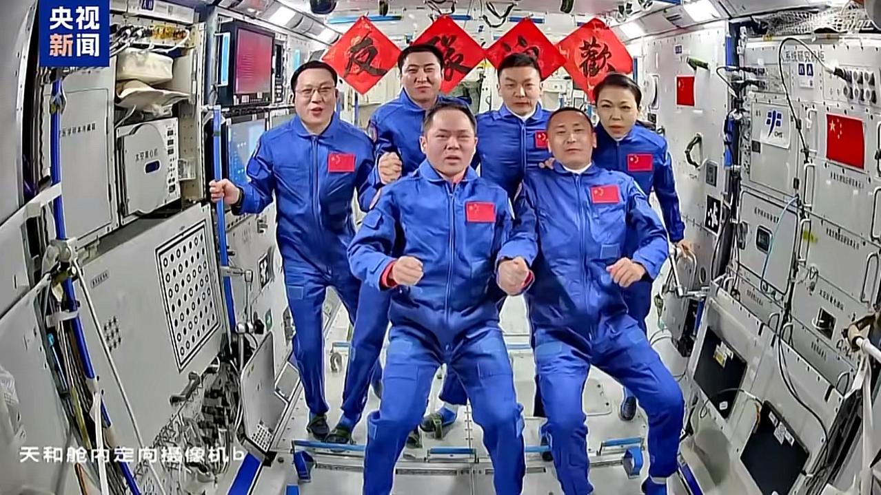 中国空间站首次迎来香港航天员！第8次“太空会师”现场：六人竖起大拇指。