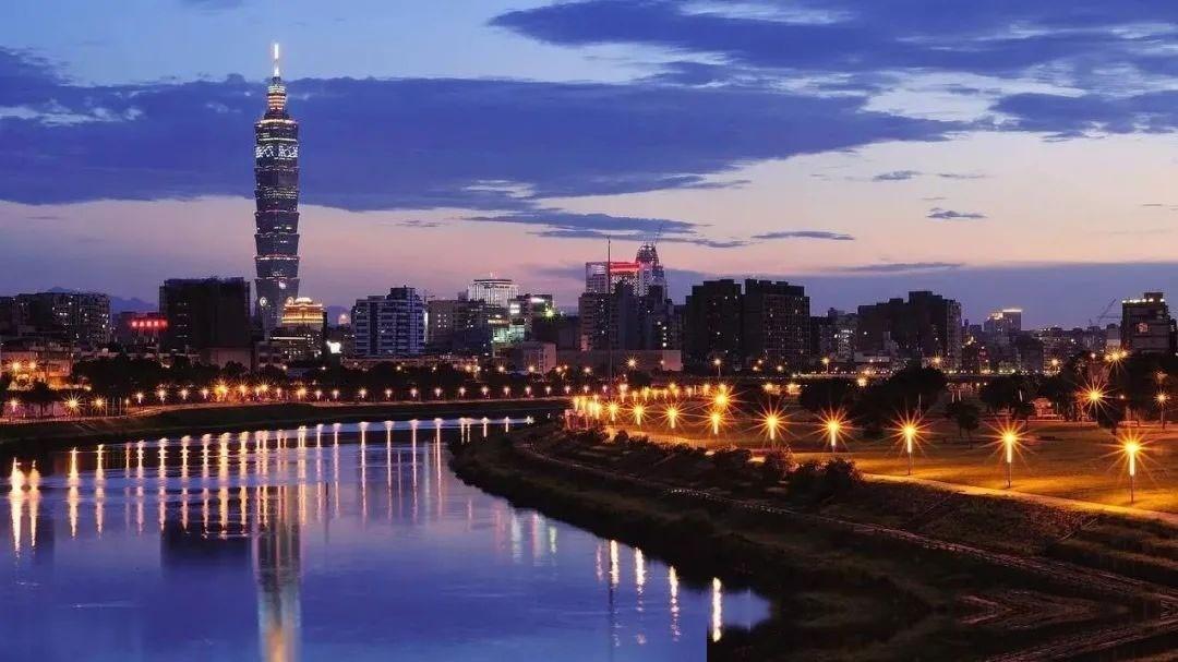 2025年AI行情彻底引爆资本市场，台股强势突破42000点，一年时间市值暴涨7