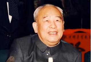 [浮云]1983年，时任总政主任余秋里中将回乡探亲，弟弟却不愿相见。村长亲自去请