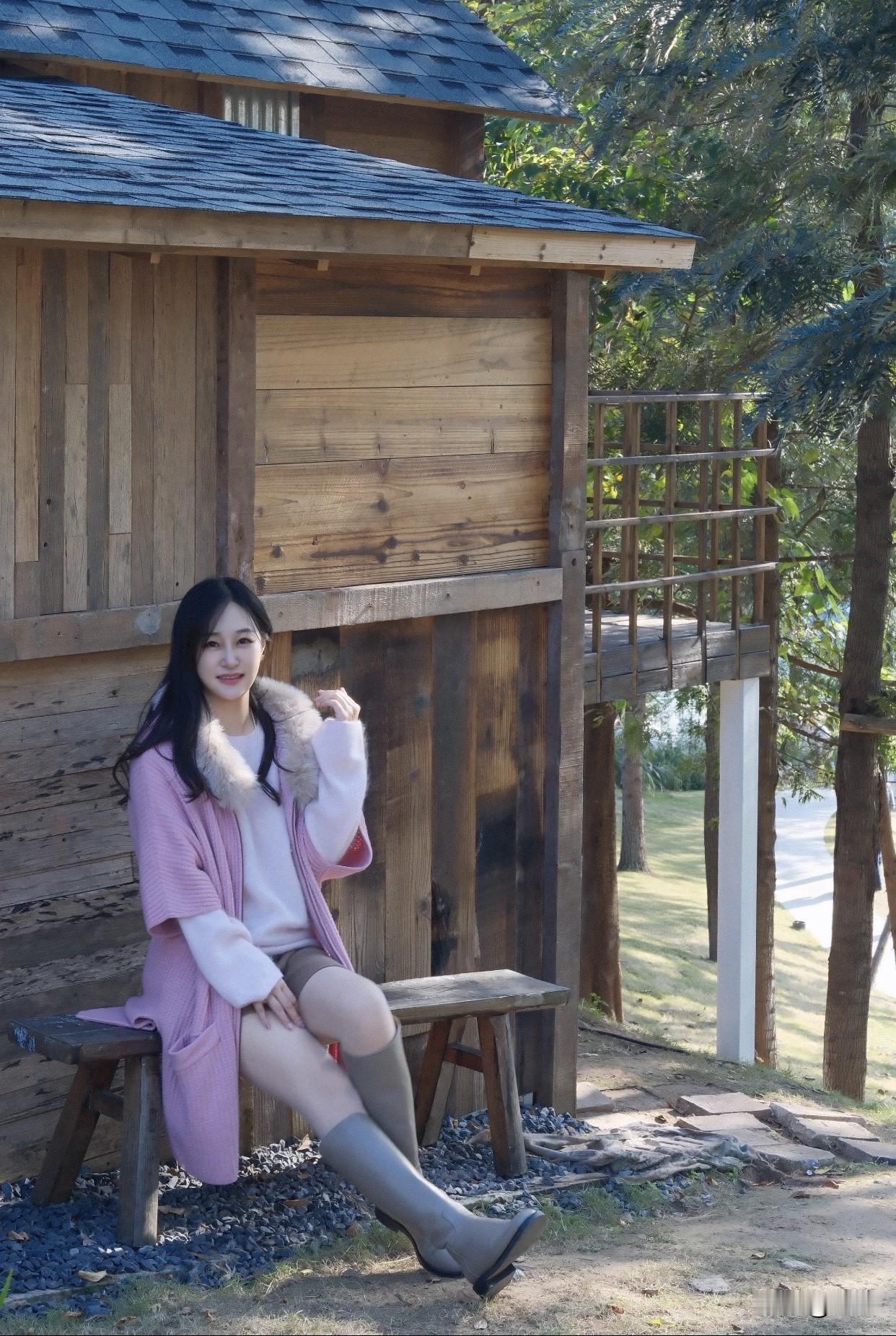 如何打造简单又时髦的度假风穿搭冬日暖阳下，少女与圣诞树相伴，静享美好时光。