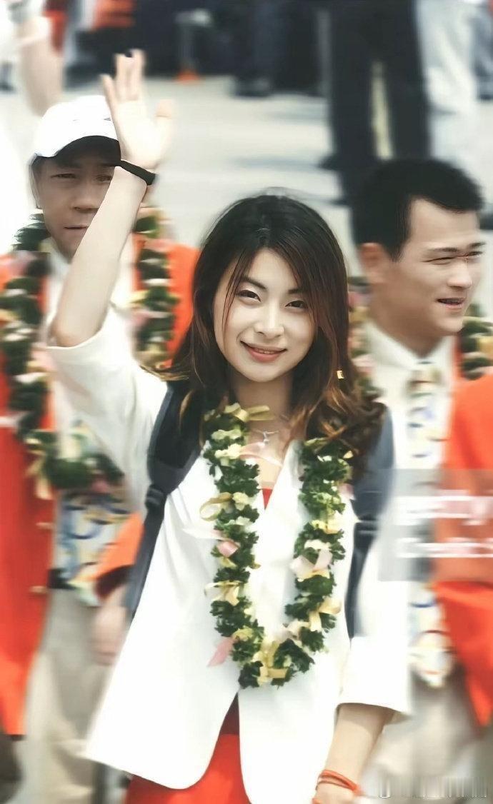 郭晶晶当年访港时，以这套造型让霍启刚一见钟情。  dm. 