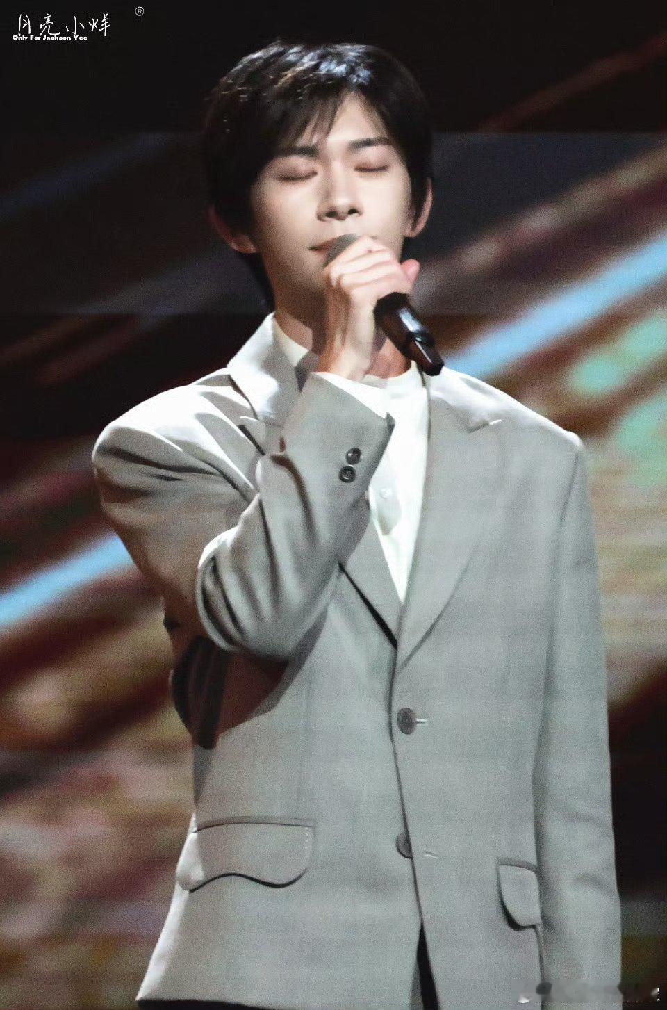 易烊千玺百花迎春演讲舞台，那我们今年一起看严迪警官吧！ 